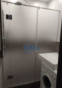 clients and partners1-Линейная душевая с распашной дверью и двумя неподвижными стеклами